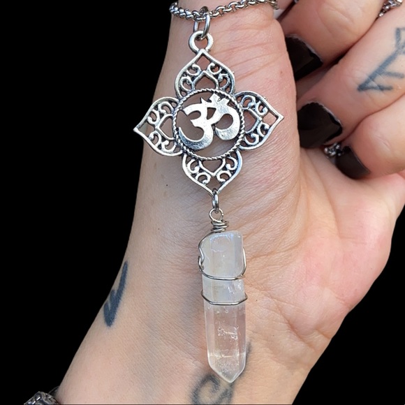 Om sign Mandala flower charm & aura crystal - Picture 4 of 13